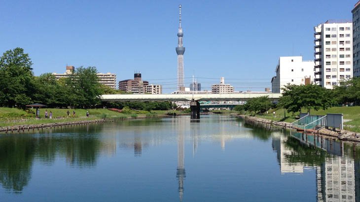 旧中川の水面に映る東京スカイツリー