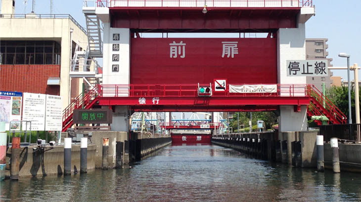 船上から眺めた小名木川の扇橋閘門