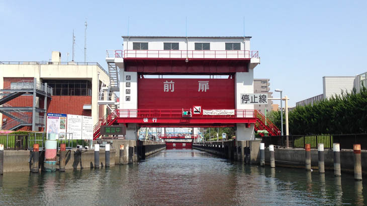 船上から眺めた小名木川の扇橋閘門